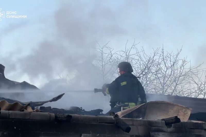 На Сумщині росіяни знову завдали удару по житловому сектору: рятувальники ліквідували пожежу