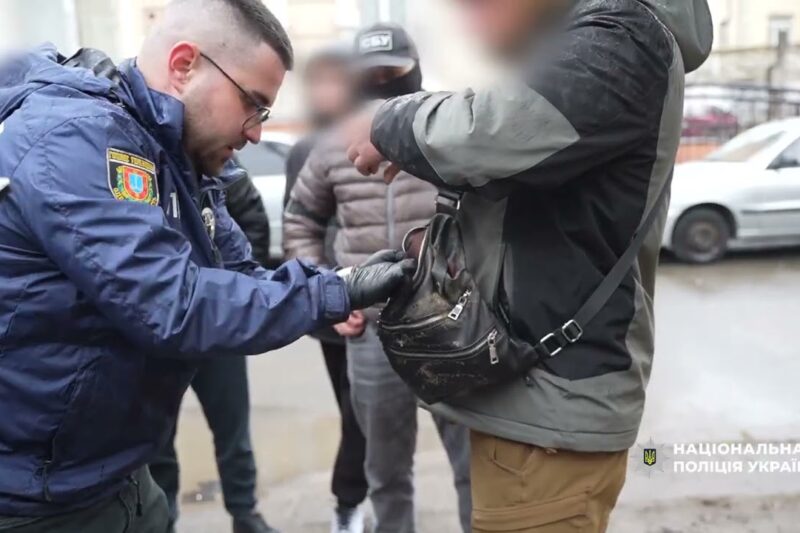 10 тис. доларів за посаду в РТЦК та СП: поліцейські викрили військовослужбовця у зловживанні впливом