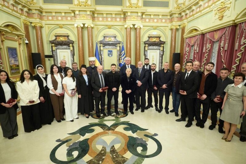 Володимир Зеленський вручив державні нагороди представникам кримськотатарського народу