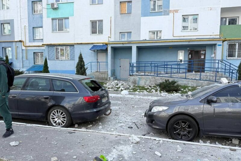 Дрон влучив у дах багатоповерхівки в Харкові