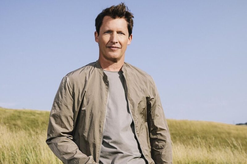 Джеймс Блант після скандалу змінив символіку: з герба РФ на тризуб