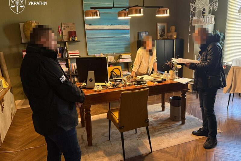 Екскерівник міграційної служби Хмельниччини приховав майно на понад 30 млн