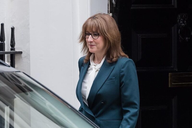 Голова Мінфіну Британії назвала війну США в Ірані “дурістю”