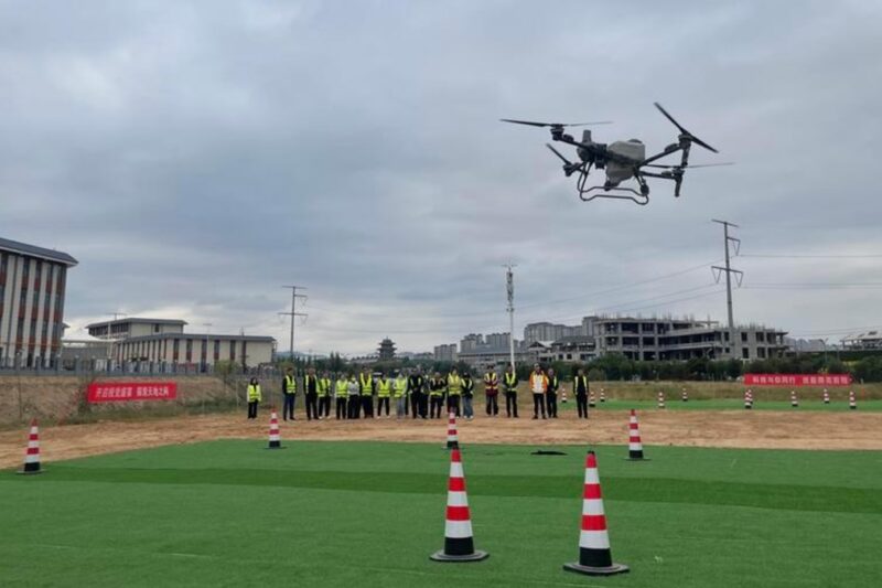 Китайські вчені навчилися заряджати дрони прямо під час польоту