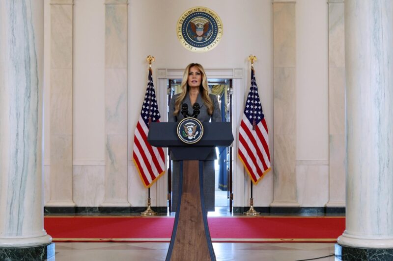 Меланія Трамп заперечила “будь-який зв’язок” з Епштейном