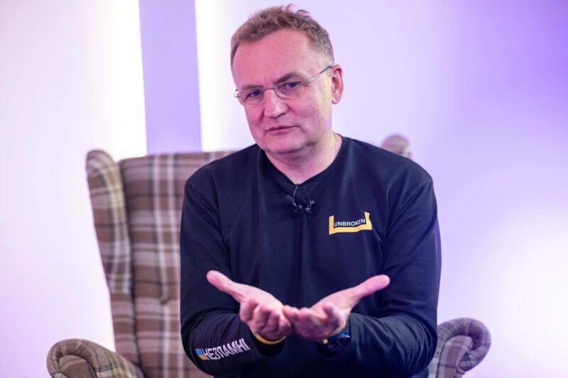 Мер Львова показав зізнався, що носить одні кросівки вже три роки