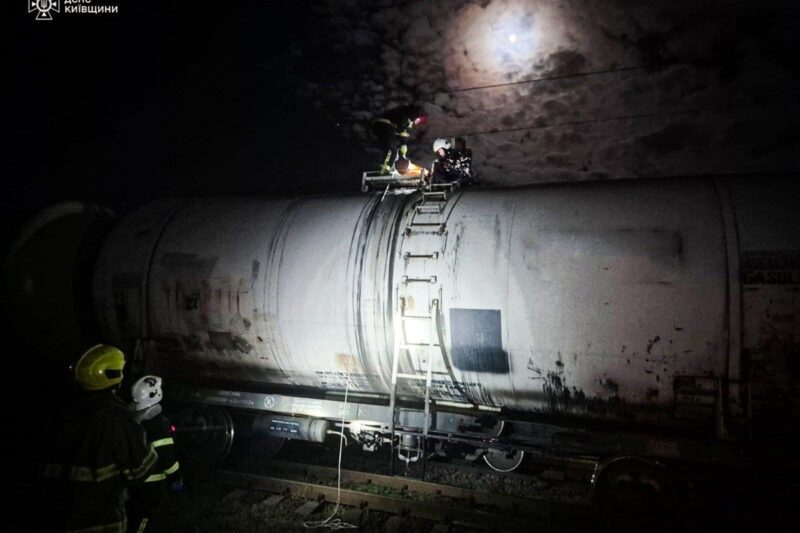 На Київщині рятувальники зняли з вагона-цистерни дитину з опіками