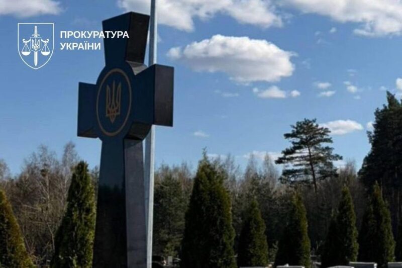 На Київщині викрили схему заробітку на могильних хрестах для військових