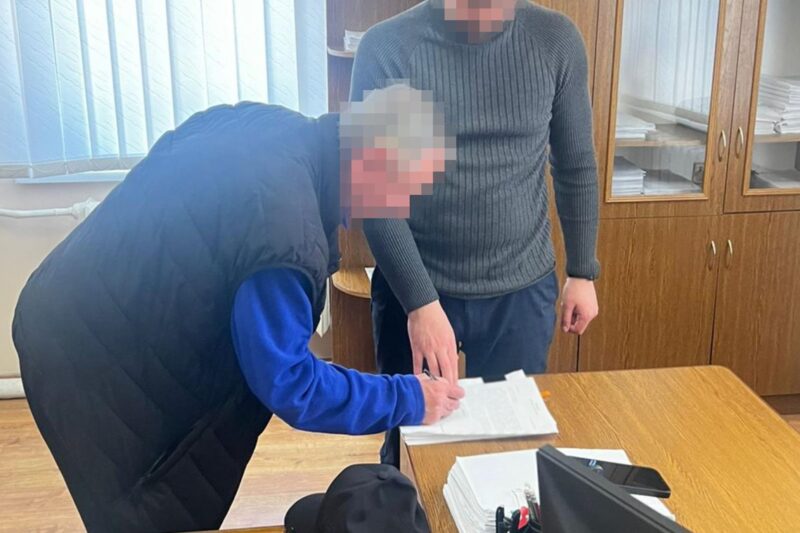 На Львівщині підприємець 23 роки утримував однокласника як “раба”