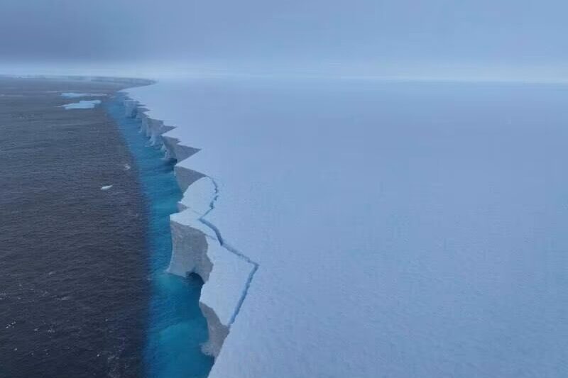 Найбільший у світі айсберг майже повністю розпався