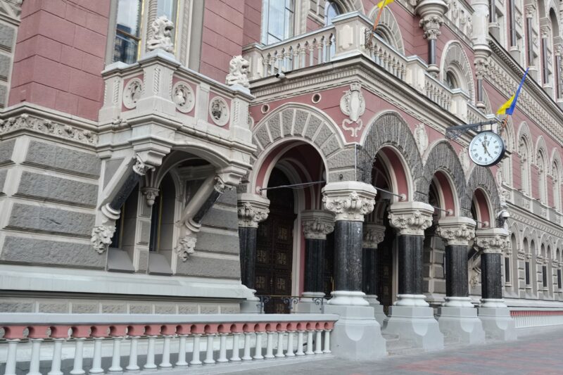 НБУ пом&rsquo;якшив валютні обмеження для оборонки та військових