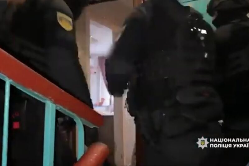 Поліцейські викрили мешканку Черкас, яка використовувала малолітніх дочок для створення порнографії