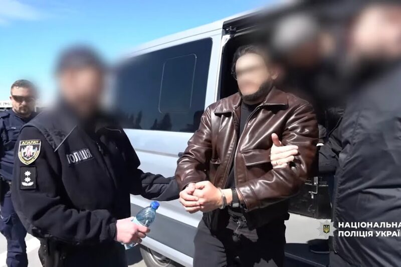 Поліцейські екстрадували з Естонії організатора схеми продажу неіснуючих авто для ЗСУ