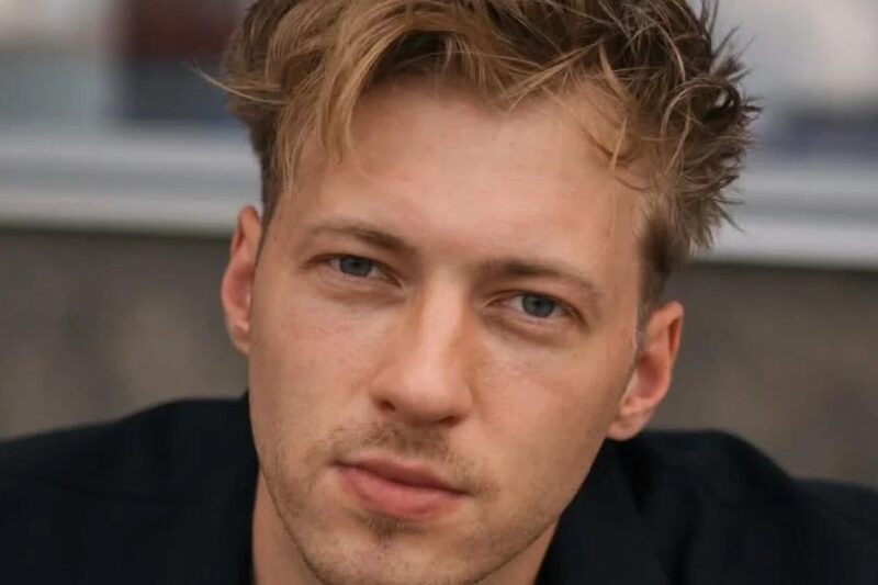 Популярний актор вперше засвітив нову обраницю