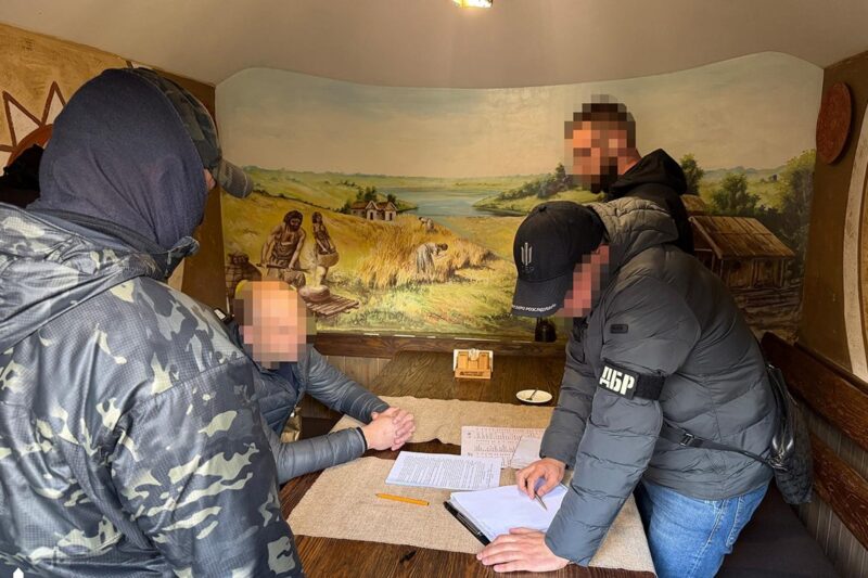 Посадовця Укрзалізниці викрили на $100 тис. хабаря