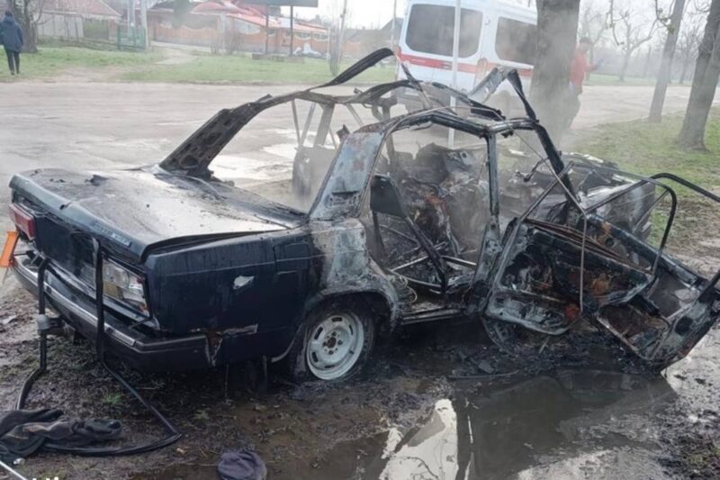 РФ вдарила дроном по авто у Нікополі, троє поранених