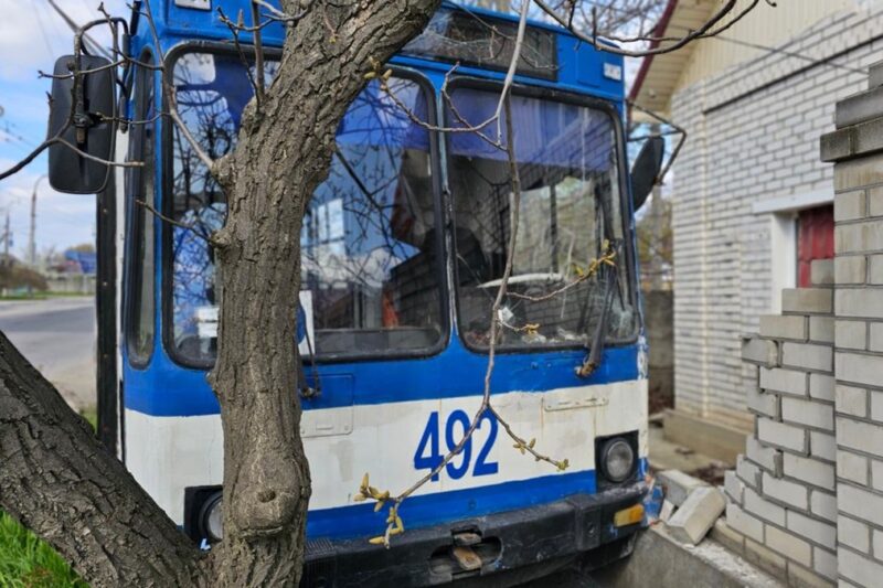 Росіяни атакували з дрона тролейбус у Херсоні