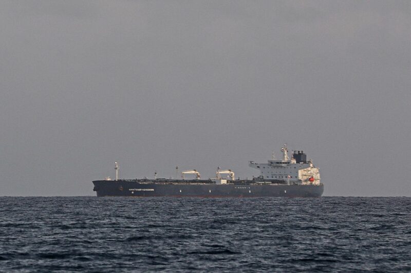 Російський фрегат провів “тіньові” танкери через Ла-Манш