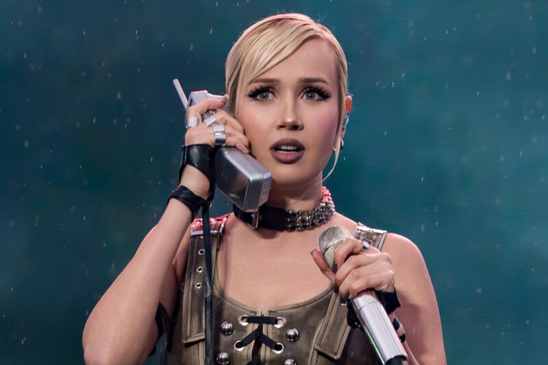 Російській співачці “подякували” за допомогу ЗСУ