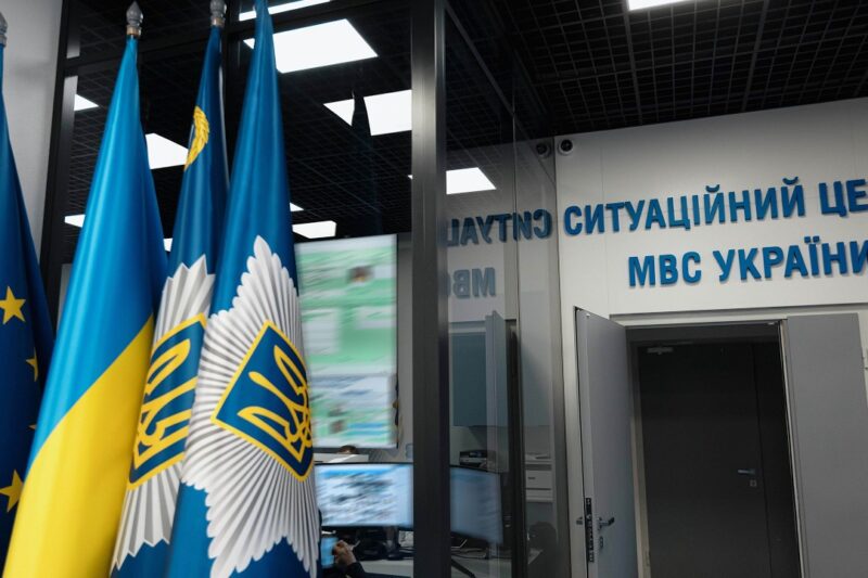 Олена Зеленська відвідала комунікаційний центр Служби 112 та Ситуаційний центр МВС