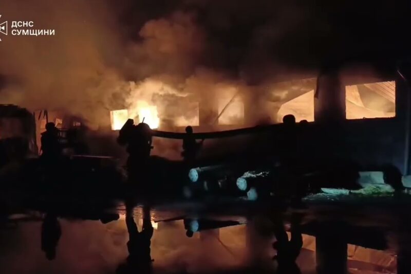 На Сумщині рятувальники ліквідували масштабну пожежу, спричинену російською атакою
