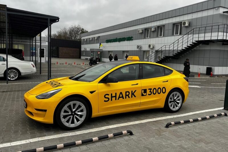 Таксі Tesla плутаються у маршрутах і висаджують пасажирів на швидкості