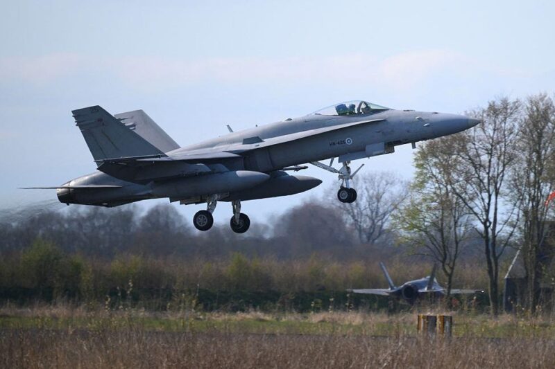 У Фінляндії покарають курсантів ВПС за фігури пенісів у небі