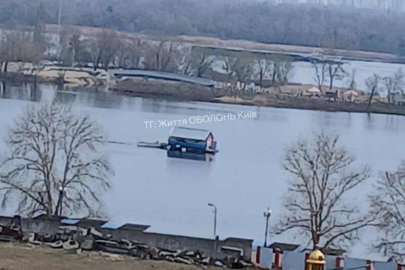 У Києві помітили плаваючий будинок