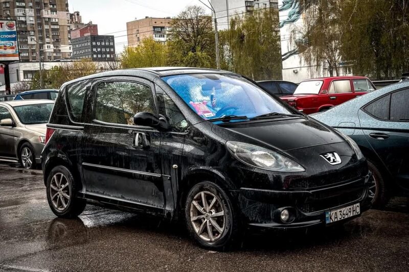 У Києві помітили рідкісний Peugeot 1007 із незвичними зсувними дверима