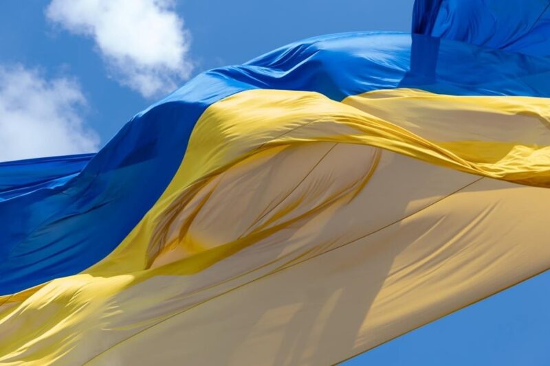 У Києві приспустили головний прапор України