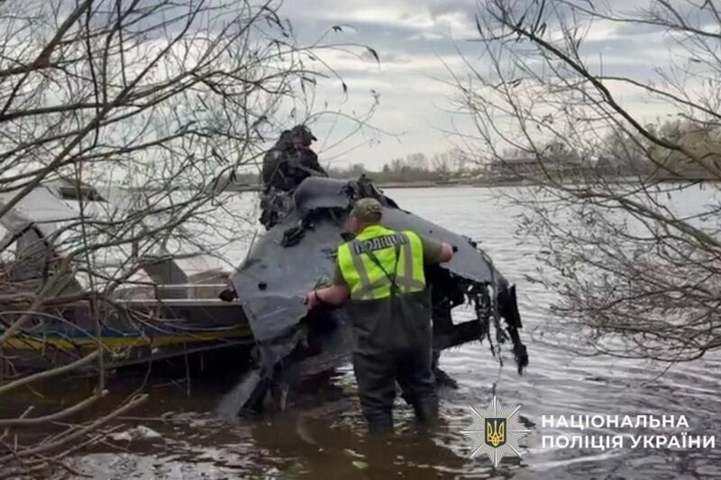 У Києві з Дніпра витягли дрон із бойовою частиною