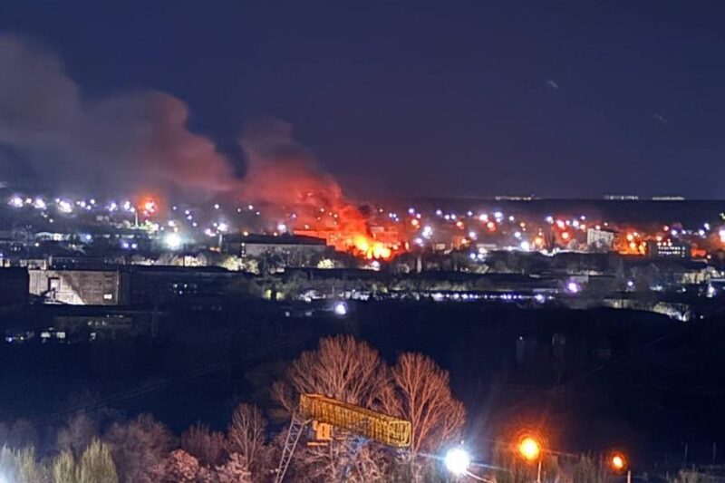 У Луганську та Криму масштабні пожежі після атаки