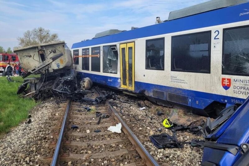 У Словаччині потяг зіткнувся з фурою: є жертва та постраждалі