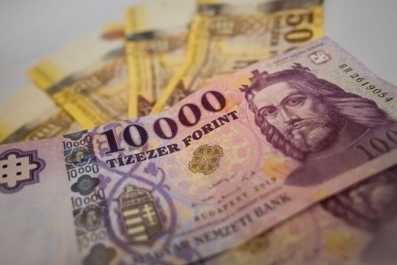 Угорський форинт почав різко дорожчати
