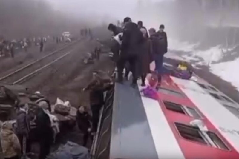 В Росії перекинувся пасажирський поїзд