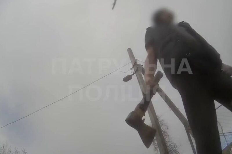 В Запоріжжі чоловік напав на поліцію під час затримання підозрюваного в ДТП