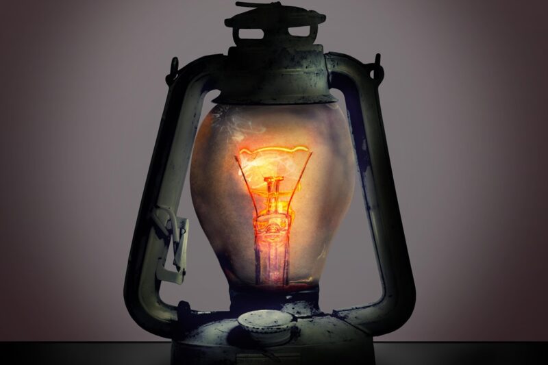 Вчені пояснили, чому люди бояться темряви