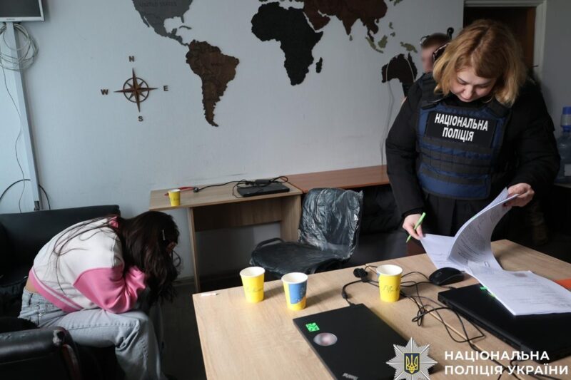 Вдавали романтику і викрадали крипту: в Дніпрі ліквідовали call-центри