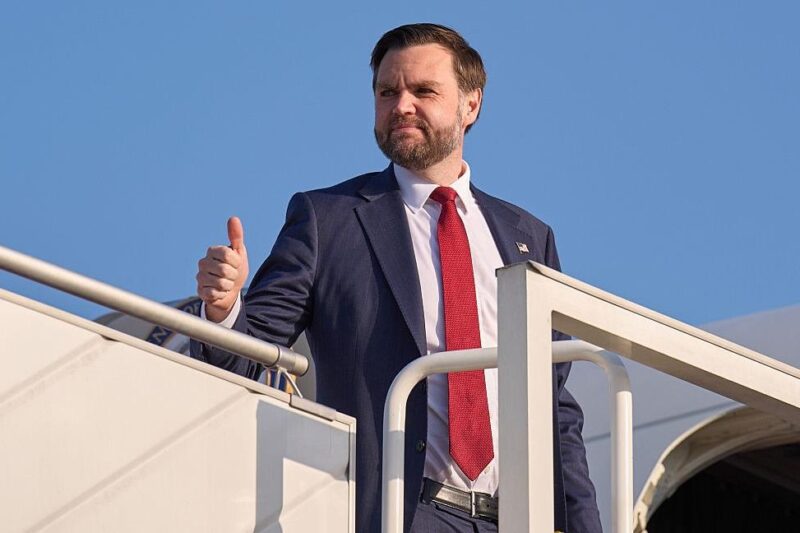 Венс назвав “жартом” нападки Трампа на Папу Римського