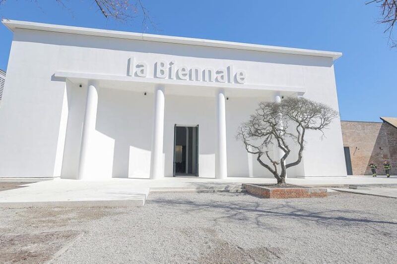 Журі 61-ї Венеціанської бієнале пішло у відставку