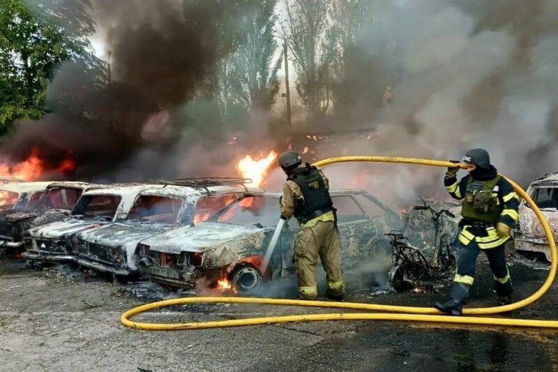 Атаки РФ: на Дніпропетровщині згоріли десятки авто і мопедів