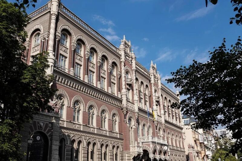 Долар відступив від рекордних максимумів в Україні