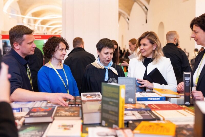Олена Зеленська відвідала «Книжковий Арсенал» і передала українським воїнам придбану книжку