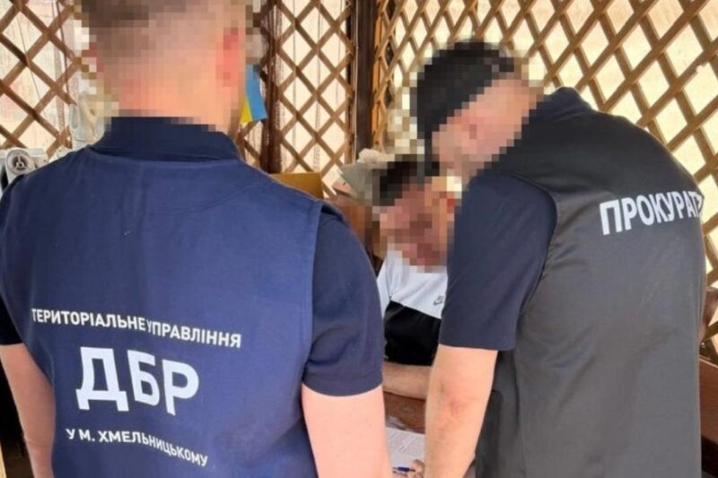 На Хмельниччині посадовцю ДМС повідомили підозру за оборудки з декларацією
