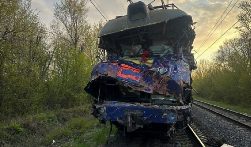 На Львівщині автокран зіткнувся з поїздом, є загиблий