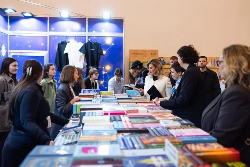 Олена Зеленська відвідала Книжковий Арсенал і розповіла, які книги придбала