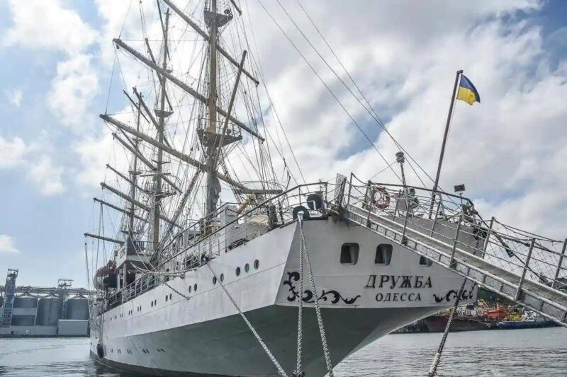 Росіяни атакували вітрильний фрегат в Одеському морпорту