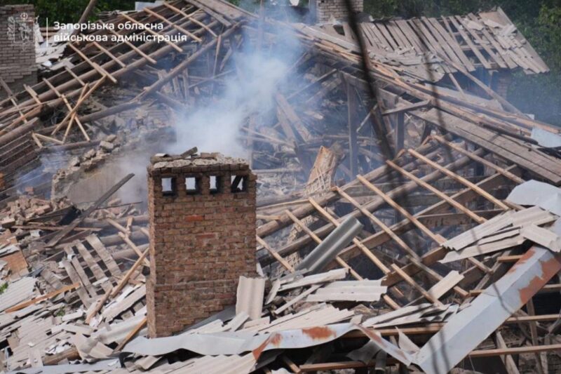 Росіяни повторно вдарили по Запоріжжю, є жертви