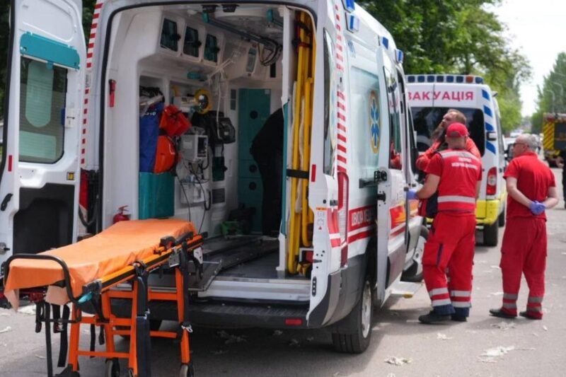 Росіяни вдарили по Запоріжжю: троє травмованих, горять авто
