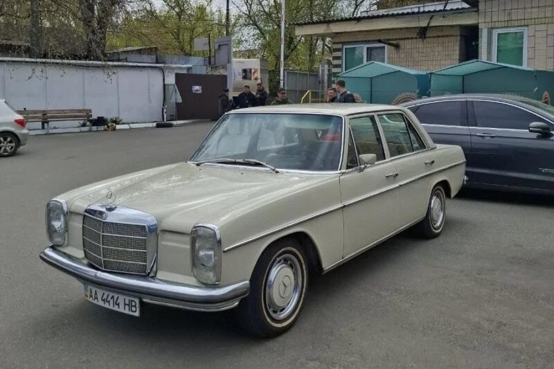 У Києві засвітився Mercedes-Benz W115 1970 року в оригінальному стані